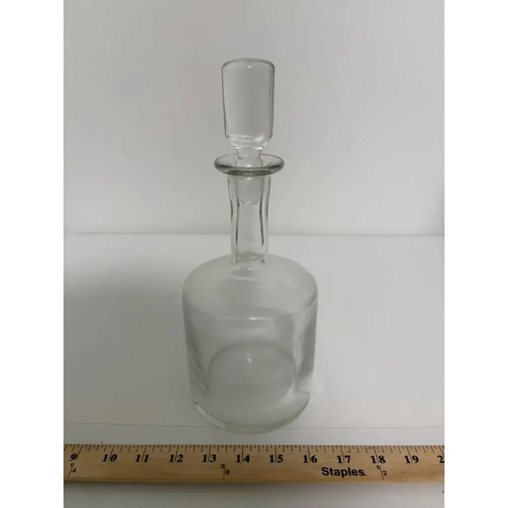 Very Lovely Elegant Glass Decanter. Glows under a black light. - Picture 9 of 9